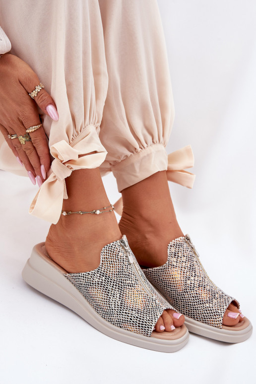 Chinelos femininos Em uma cunha com zíperes Padrão animal bege Irriva