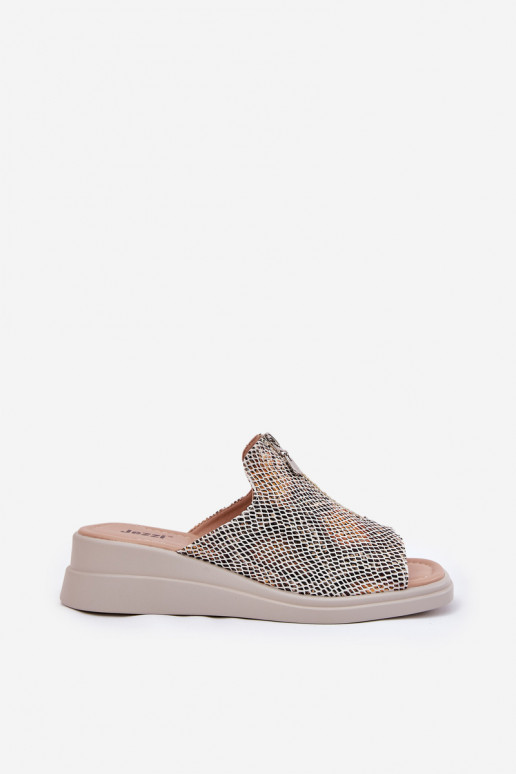 Chinelos femininos Em uma cunha com zíperes Padrão animal bege Irriva