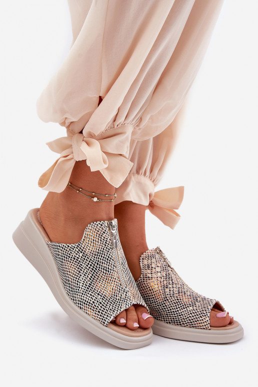 Chinelos femininos Em uma cunha com zíperes Padrão animal bege Irriva