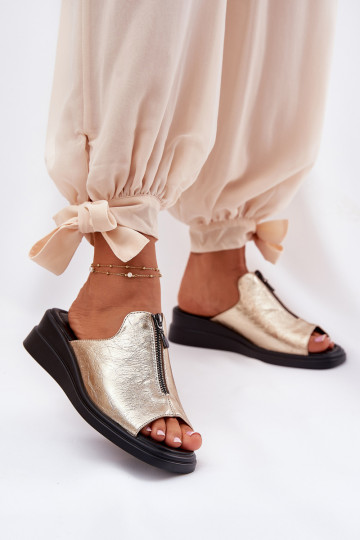 Chinelos femininos Em uma cunha com zíperes cor dourada Irriva