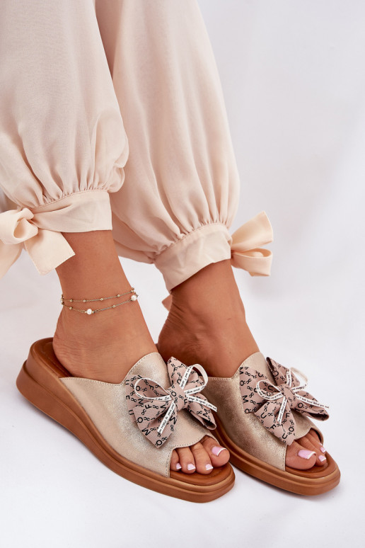 Chinelos femininos Em uma cunha com fitas cor dourada Moonzella