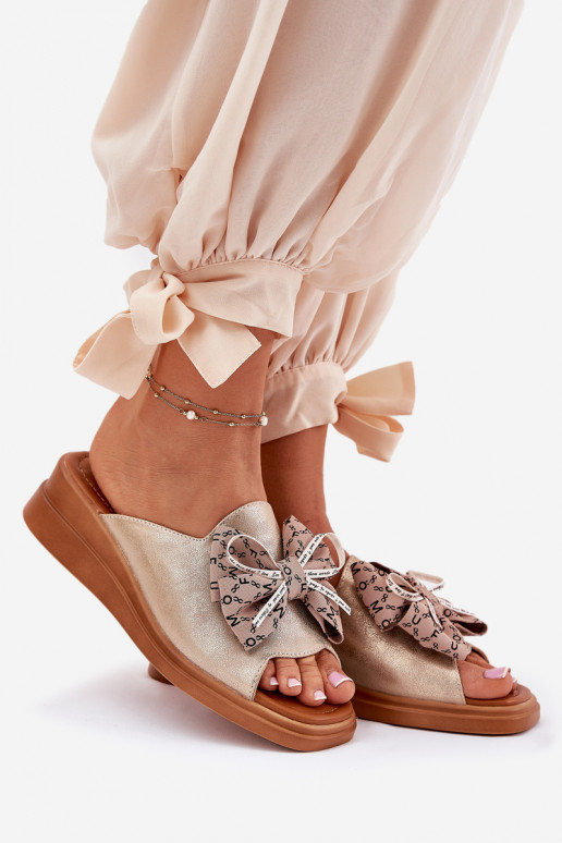 Chinelos femininos Em uma cunha com fitas cor dourada Moonzella