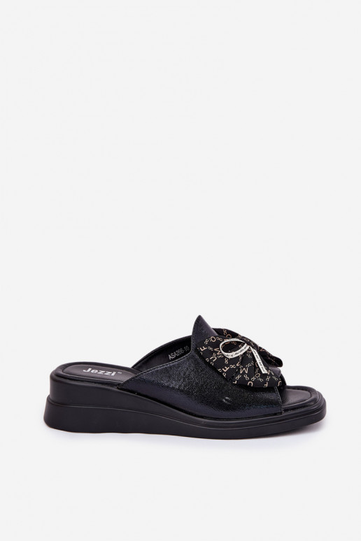 Chinelos femininos Em uma cunha com fitas cor preta Moonzella