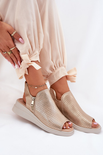 Sandálias femininas Em uma cunha cor dourada Mevinette