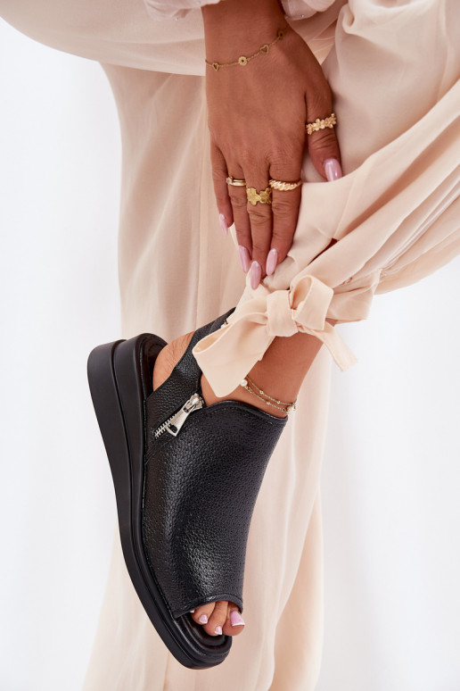 Sandálias femininas Em uma cunha cor preta Mevinette