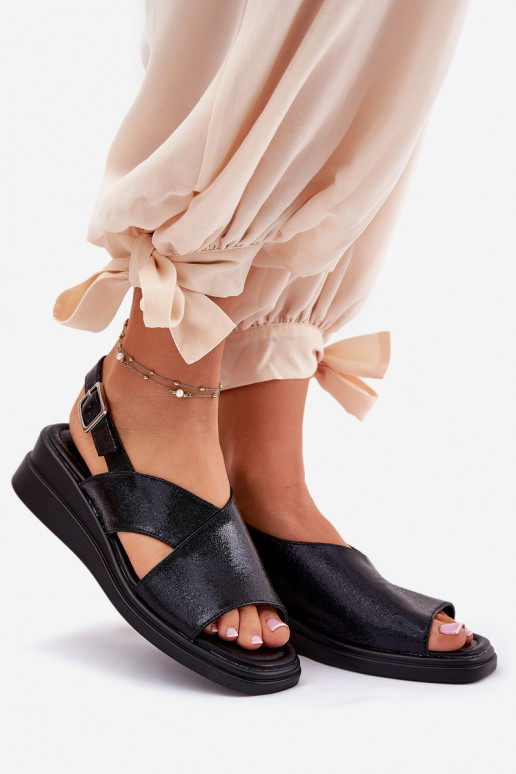 Sandálias lacadas para mulheres Em uma cunha de couro ecológico cor preta Quilara