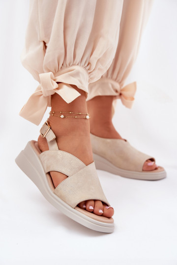 Sandálias femininas Em uma cunha de couro ecológico cor dourada Quilara