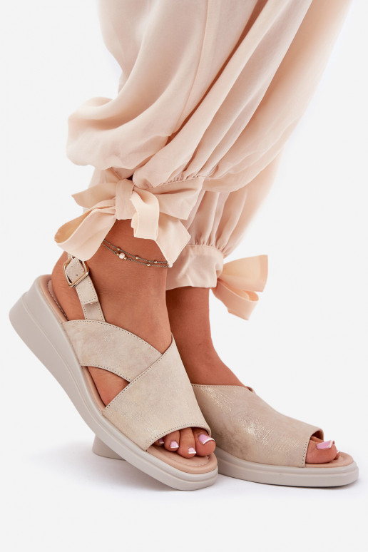 Sandálias femininas Em uma cunha de couro ecológico cor dourada Quilara