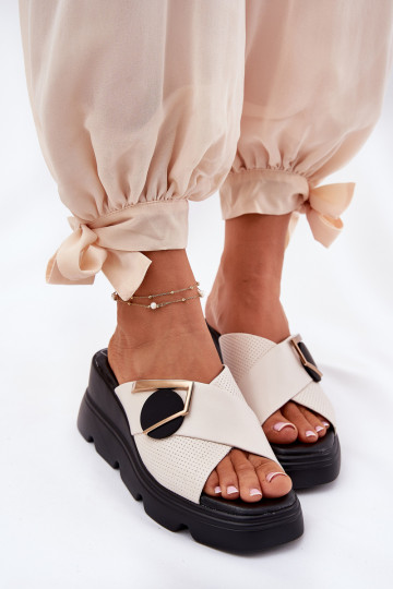 Estilo elegante Chinelos de couro Feminino Em uma cunha com enfeites Artiker 56C1585 bege