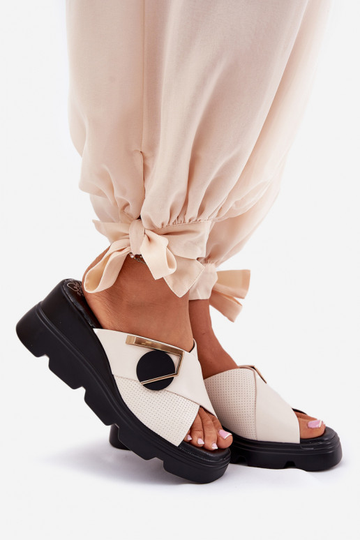 Estilo elegante Chinelos de couro Feminino Em uma cunha com enfeites Artiker 56C1585 bege