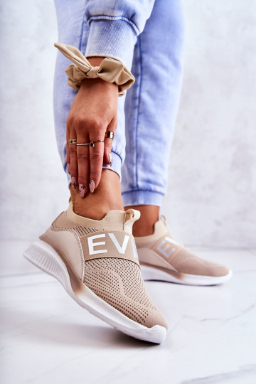 Feminino tênis Um modelo atraente bege Lorane