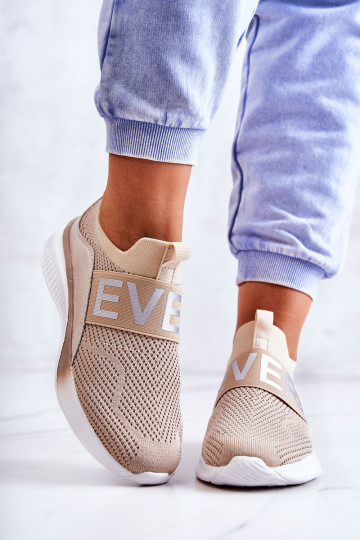 Feminino tênis Um modelo atraente bege Lorane 2