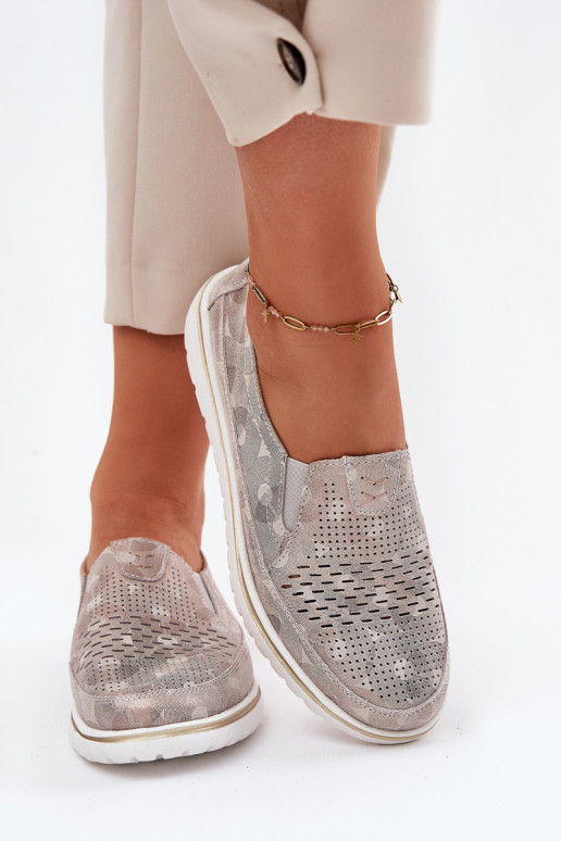 feito de sapatos de camurça de um modelo marcante na cor bege-ouro Inez