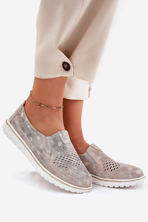 feito de sapatos de camurça de um modelo marcante na cor bege-ouro Inez