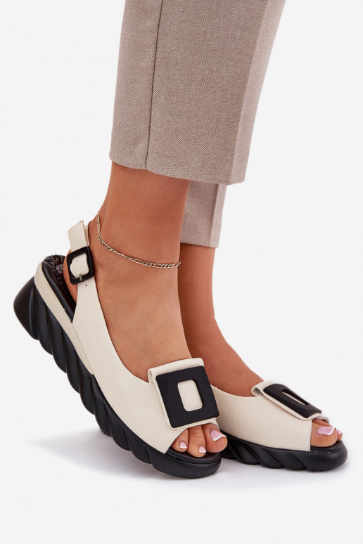 Sandálias femininas Feminino Em uma cunha com decoração Artiker 56C1570 bege Sandálias femininas Feminino Em uma cunha com decoração Artiker 56C1570 bege