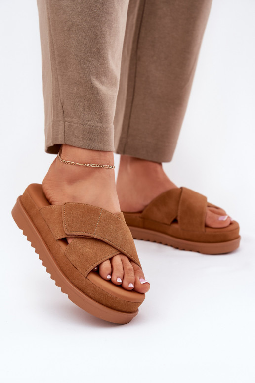 Chinelos femininos com uma plataforma Z Przeplatającymi Się Paskami cor marrom Rinasara