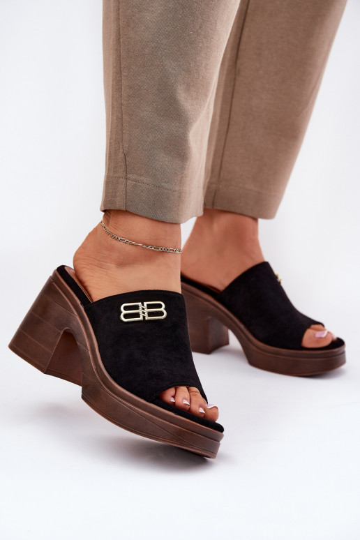 Chinelos femininos Em saltos enormes Ze cor douradam Detalem Vinceza 17400 cor preta