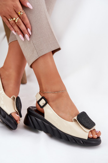 Sapatos femininos na cor areia envernizados de salto com decoração, Artiker 56C1567