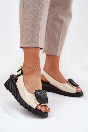 Sapatos femininos na cor areia envernizados de salto com decoração, Artiker 56C1567 2