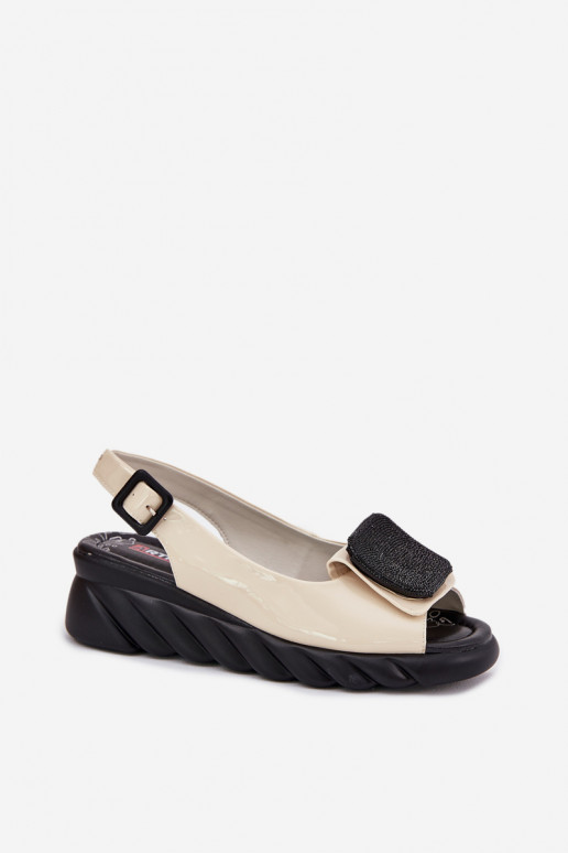 Pele Sandálias lacadas para mulheres Em uma cunha com decoração Artiker 56C1567 bege Pele Sandálias lacadas para mulheres Em uma cunha com decoração Artiker 56C1567 bege