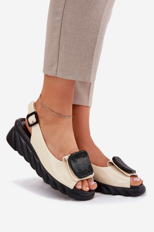 Pele Sandálias lacadas para mulheres Em uma cunha com decoração Artiker 56C1567 bege Pele Sandálias lacadas para mulheres Em uma cunha com decoração Artiker 56C1567 bege