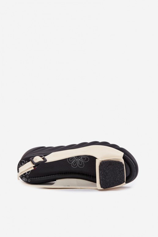 Pele Sandálias lacadas para mulheres Em uma cunha com decoração Artiker 56C1567 bege Pele Sandálias lacadas para mulheres Em uma cunha com decoração Artiker 56C1567 bege