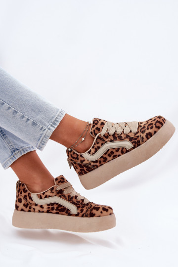 À modalo de tênis Feminino com uma plataforma com padrões de pele de leopardo Tellnira