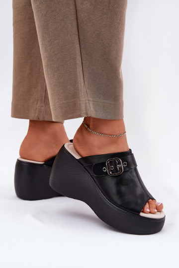 Chinelos de couro Feminino com uma plataforma I Koturnie com fivelas S.Barski LR51-542 cor preta