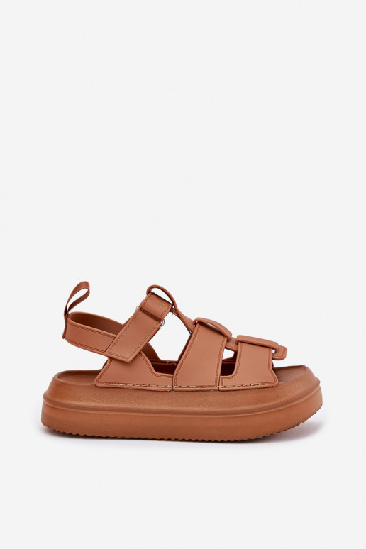 Sandálias femininas com uma plataforma cor marrom Nitavelia