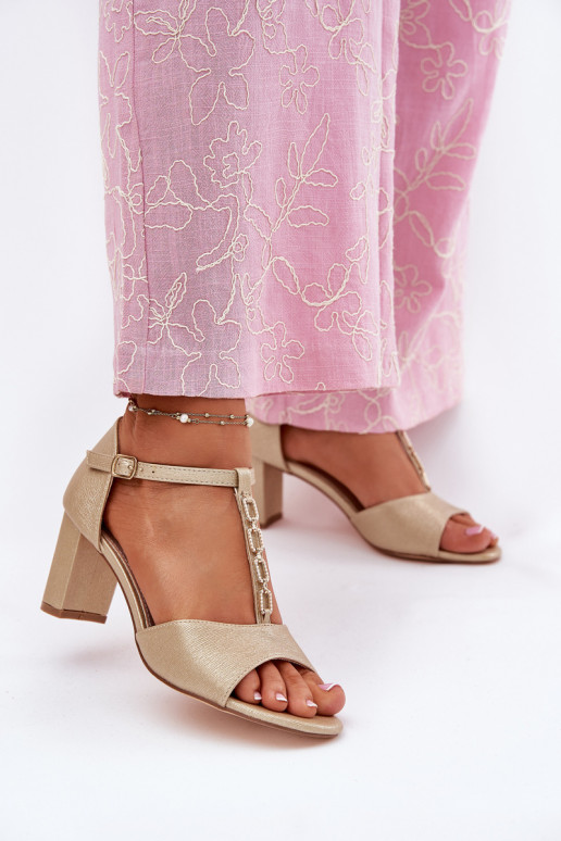 Sandálias femininas de salto alto com salto decorado de couro ecológico cor dourada Triavera