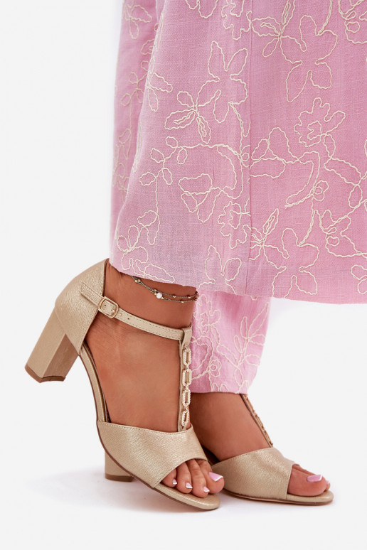 Sandálias femininas de salto alto com salto decorado de couro ecológico cor dourada Triavera