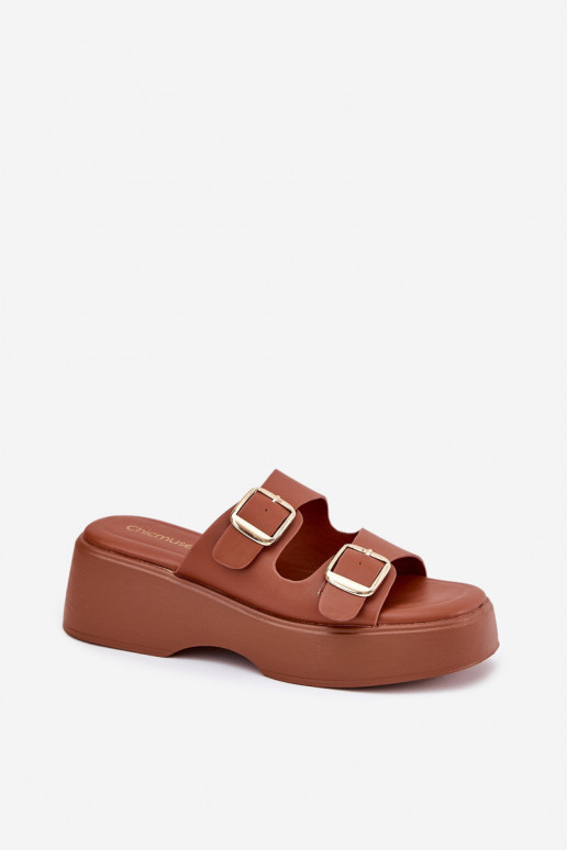 Chinelos femininos Em uma cunha e plataforma com fivelas cor marrom Nitarelia