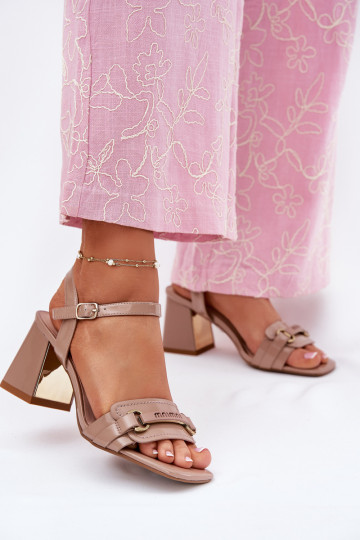 Pele Sandálias lacadas para mulheres com salto bege Mevonelle