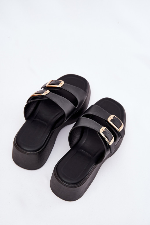 Chinelos femininos Em uma cunha e plataforma com fivelas cor preta Nitarelia