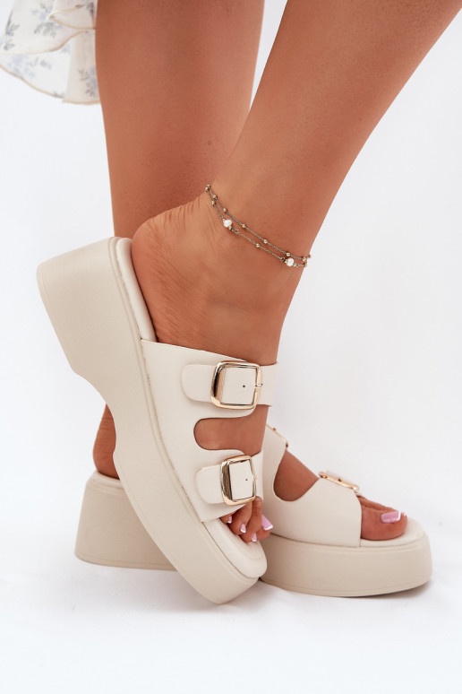 Chinelos femininos Em uma cunha e plataforma com fivelas cor de marfim Nitarelia