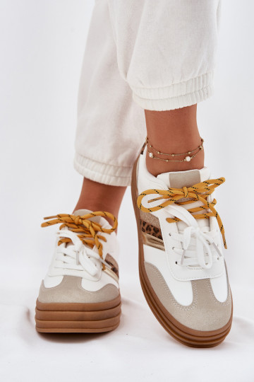 À modalo de tênis Feminino com uma plataforma Z PodParaójnym Amarrandom com padrões de pele de leopardo cor branca Niteria