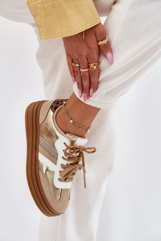 À modalo de tênis Feminino com uma plataforma Z PodParaójnym Amarrandom com padrões de pele de leopardo cor dourada Niteria À modalo de tênis Feminino com uma plataforma Z PodParaójnym Amarrandom com padrões de pele de leopardo cor dourada Niteria