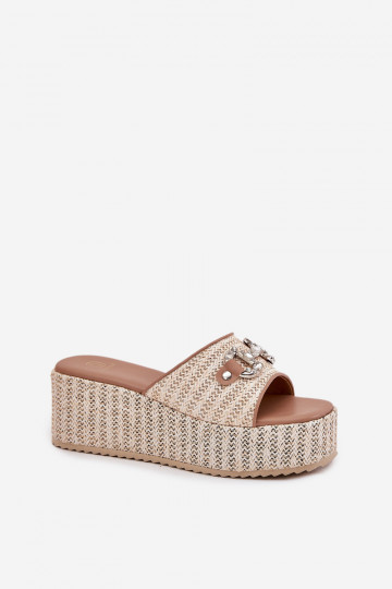 Chinelas femininas com plataforma e elementos de trançado e decoração Isolene cor areia 2