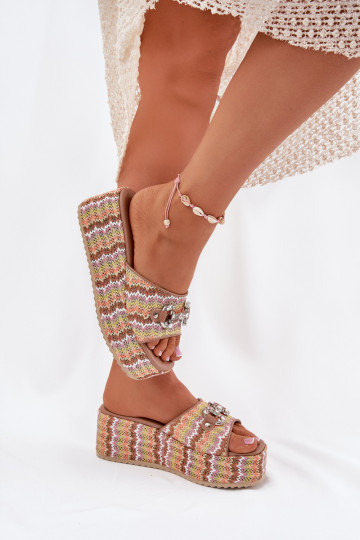 Chinelas femininas com plataforma e elementos de trançado e decoração Isolene em várias cores