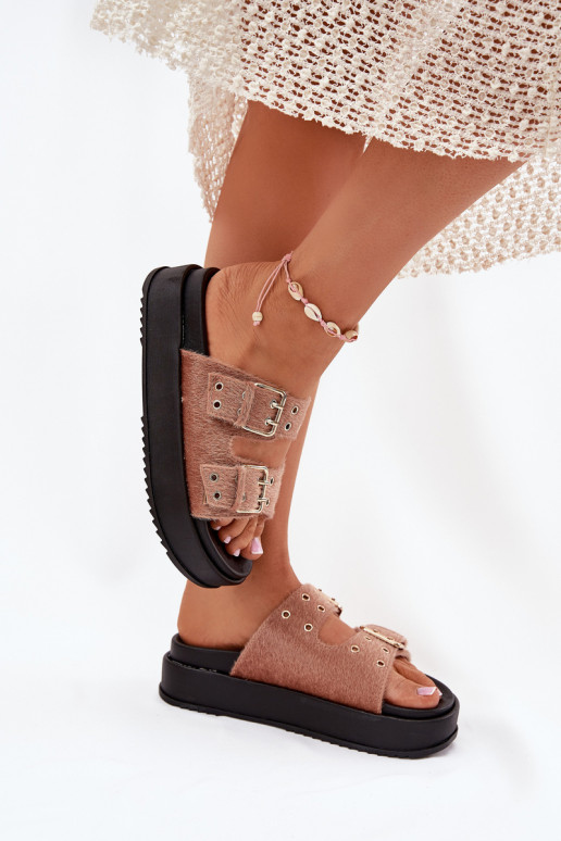 Chinelos femininos Ze cor douradami com fivelasmi com uma plataforma bege Virvania