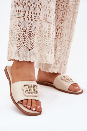 Chinelos femininos planos com detalhes decorativos Nenitta cor areia