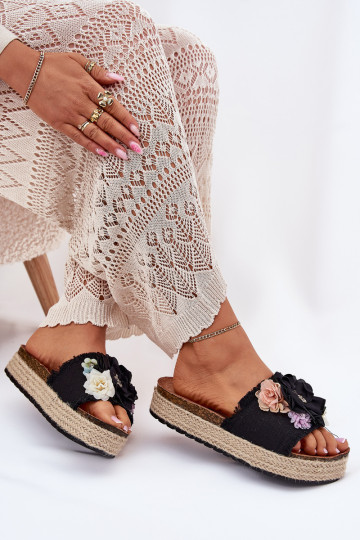 Chinelos femininos com flores e plataforma com elementos trançados Zenvanis cor preta
