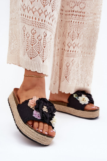 Chinelos femininos com flores e plataforma com elementos trançados Zenvanis cor preta 2