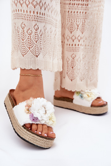 Chinelos femininos com flores e plataforma com elementos trançados Zenvanis cor branca