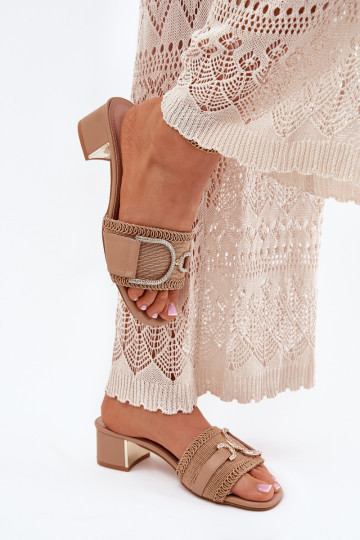 Chinelos femininos com salto e detalhes decorativos Julinemi cor areia