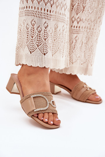 Chinelos femininos com salto e detalhes decorativos Julinemi cor areia 2