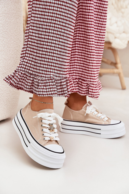 Sapatos de lazer com uma plataforma Ze cor douradami Przypinkami bege Fiorina Sapatos de lazer com uma plataforma Ze cor douradami Przypinkami bege Fiorina