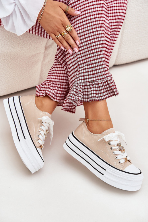 Sapatos de lazer com uma plataforma Ze cor douradami Przypinkami bege Fiorina Sapatos de lazer com uma plataforma Ze cor douradami Przypinkami bege Fiorina