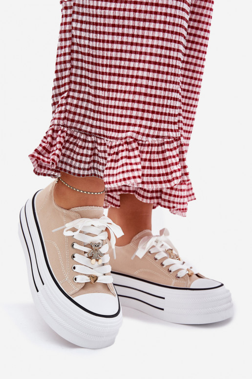 Sapatos de lazer com uma plataforma Ze cor douradami Przypinkami bege Fiorina Sapatos de lazer com uma plataforma Ze cor douradami Przypinkami bege Fiorina