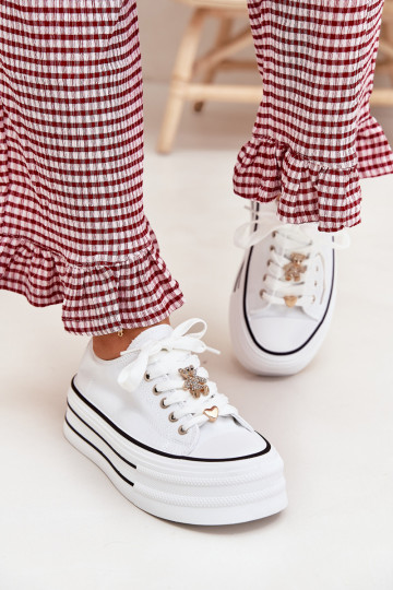 Sapatos de lazer com uma plataforma Ze cor douradami Przypinkami cor branca Fiorina